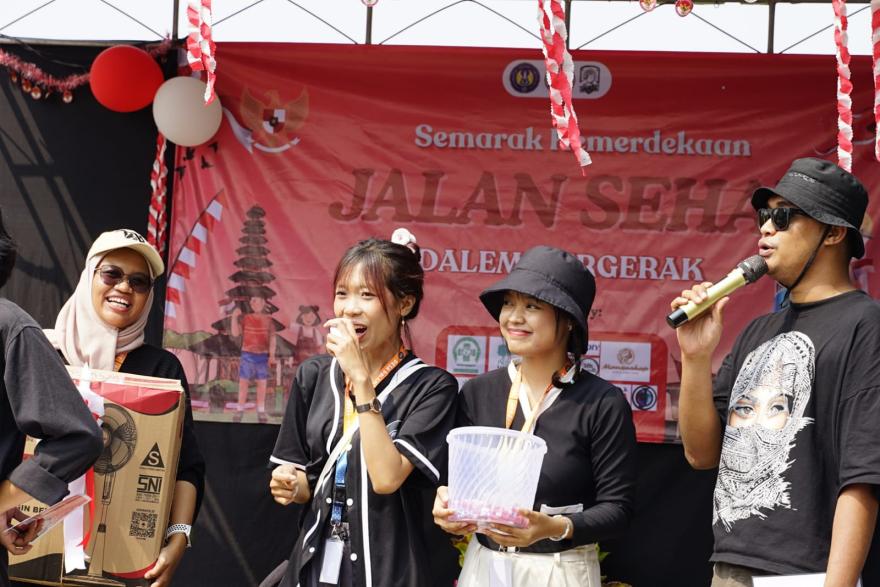 Jalan Sehat Memeriahkan HUT RI ke-80 oleh KKN UNY di Padukuhan Dalem